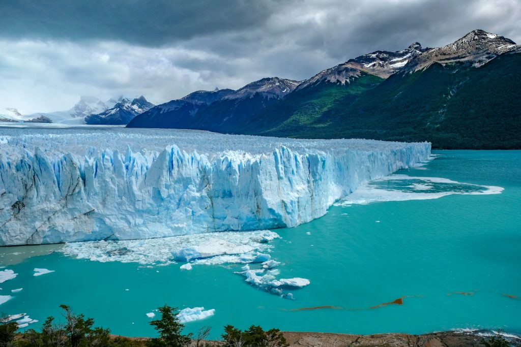 Lago y montañas de la Patagonia Argentina