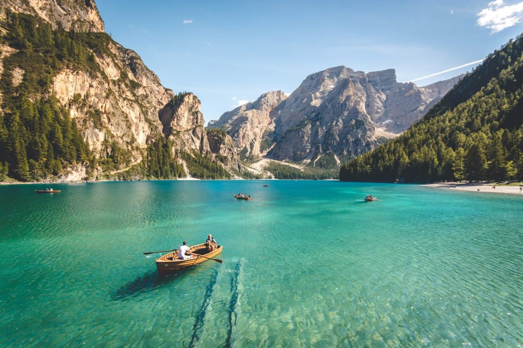 Paisaje de lago y montañas